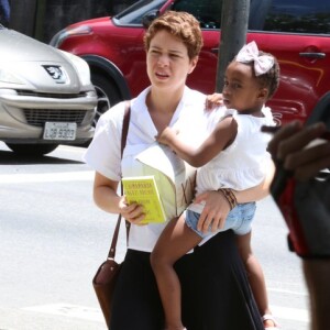 Leandra Leal votou acompanhada da filha, Júlia, neste domingo, 28 de outubro de 2018