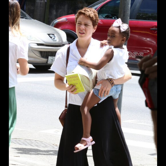 Leandra Leal, com a filha no colo, votou no segundo turno das eleições