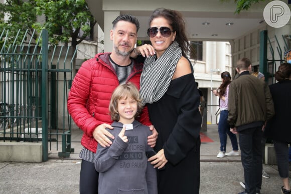 Adriane Galisteu levou o filho, Vittorio, para votação em São Paulo