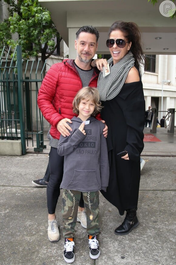 Adriane Galisteu teve a companhia do filho, Vittorio, ao votar em São Paulo