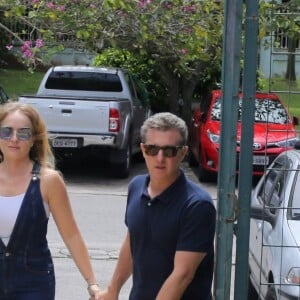 Luciano Huck e Angélica votaram em uma escola do Rio de Janeiro