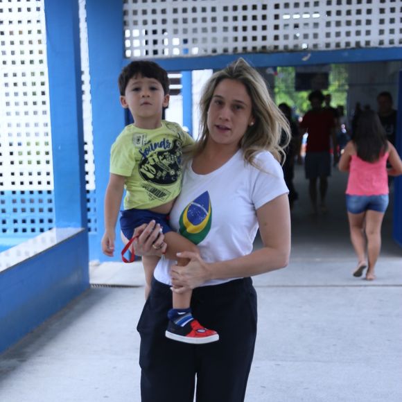 Fernanda Gentil foi às urnas com o filho, Gabriel, neste domingo, 28 de outubro de 2018