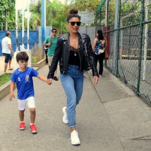 Juliana Paes votou com o filho caçula, Antônio