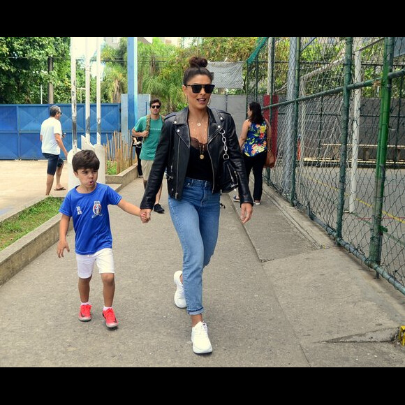 Juliana Paes votou com o filho caçula, Antônio