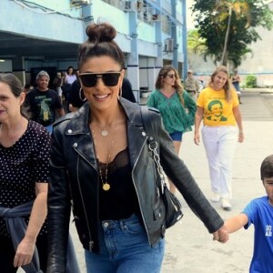 Juliana Paes foi votar acompanhada do filho Antônio, de 5 anos