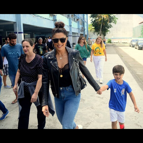 Juliana Paes foi votar acompanhada do filho Antônio, de 5 anos