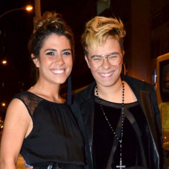 Foto: Preta Gil dá beijo no rosto de Lua Leça, namorada de Maria Gadú -  Purepeople