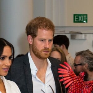 Meghan Markle e príncipe Harry conversam com atores em visita à escola de cinema