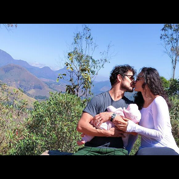 Débora Nascimento posa com amigas e a filha, Bella, fruto de seu casamento com José Loreto