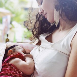'Bella da Debs', escreveu Fiorella Mattheis ao postar a foto dos amigos com Débora Nascimento e a filha