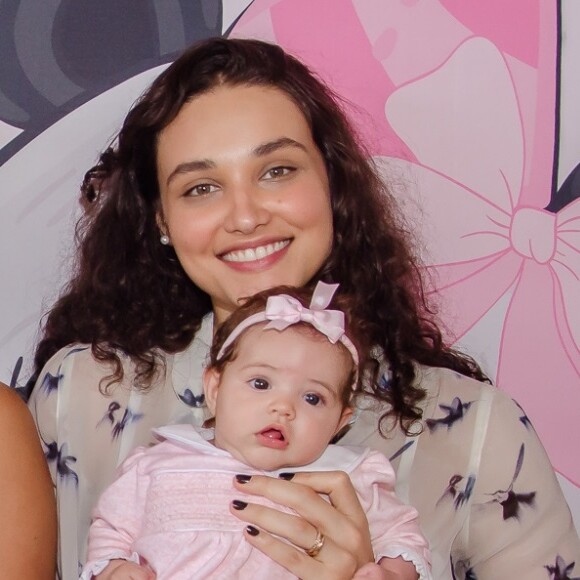 Débora Nascimento posa com a filha rodeada de amigas famosas nesta segunda-feira, dia 29 de outubro de 2018