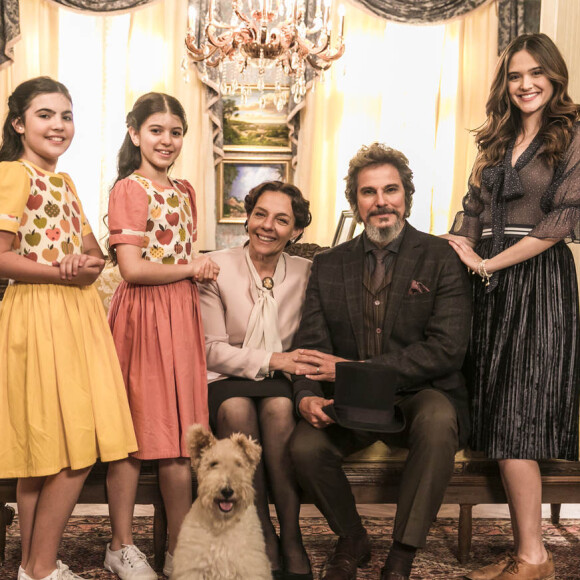 Toda a família de Marocas (Juliana Paiva) terá que vestir roupas do século 19 para a surpresa do pedido de casamento de Samuca (Nicolas Prattes), na novela 'O Tempo Não Para'