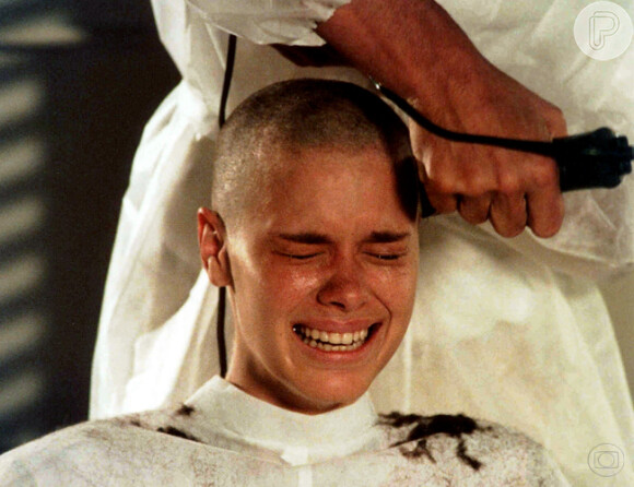 Carolina Dieckmann é lembrada até hoje pela cena em que raspa o cabelo em 'Laços de Família' (2000)