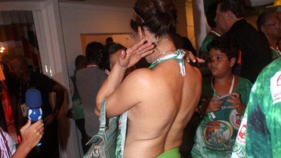 Carnaval 2013: Isadora Ribeiro exagera no decote e exibe gordura nas costas