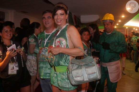 Ex-'Garota do Fantástico', Isadora Ribeiro não deu vasão às críticas e se divertiu no desfile do 'Grupo Especial'