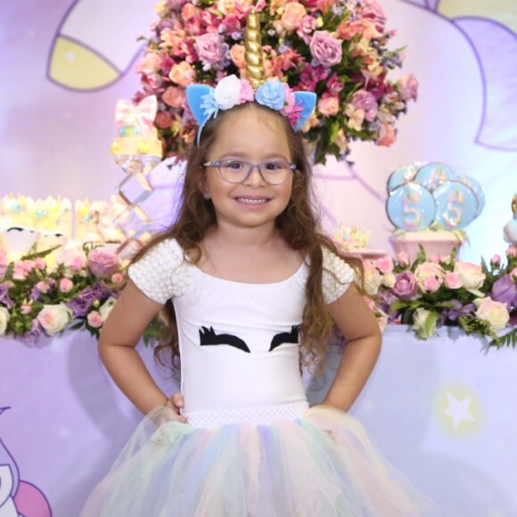 Filha de Solange Almeida, Maria Esther impressionou por semelhança com a mãe