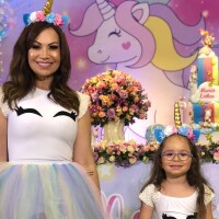 Solange Almeida posa com filha em festa e semelhança impressiona: 'Sua cara'