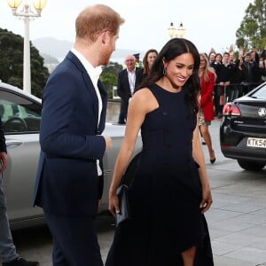 Meghan Markle escolheu o vestido de R$ 10 mil para uma recepção oferecida pela primeira-ministra da Nova Zelândia