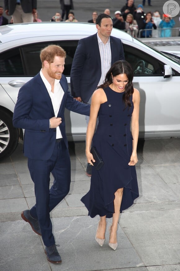 Meghan Markle volta a usar vestido navy durante viagem com o príncipe Harry na Nova Zelândia, em 30 de outubro de 2018