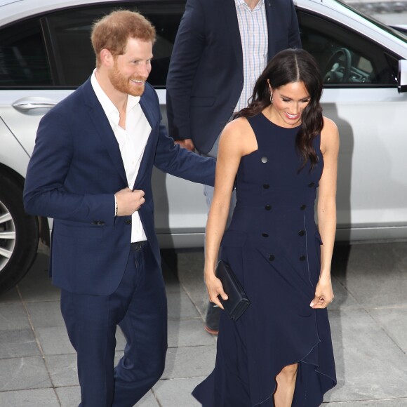 Meghan Markle volta a usar vestido navy durante viagem com o príncipe Harry na Nova Zelândia, em 30 de outubro de 2018