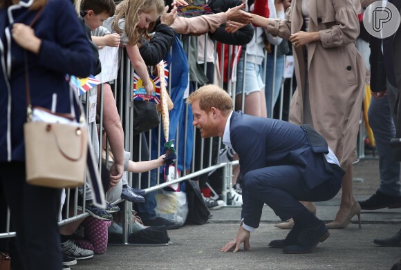 Príncipe Harry conversa com criança que deu presente para seu bebê