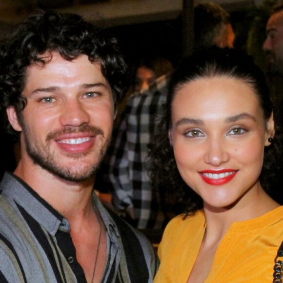 José Loreto e a mulher, Débora Nascimento, têm ajuda de babá nos cuidados com a filha