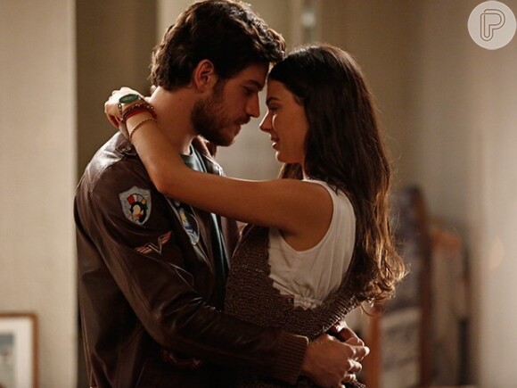 Rafael (Marco Pigossi) conta para Sandra (Isis Valverde) que não tem mais compromisso com Vitória (Bianca Bin) e eles se beijam