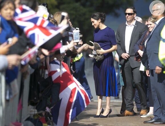 Meghan Markle usa look azul royal Givenchy