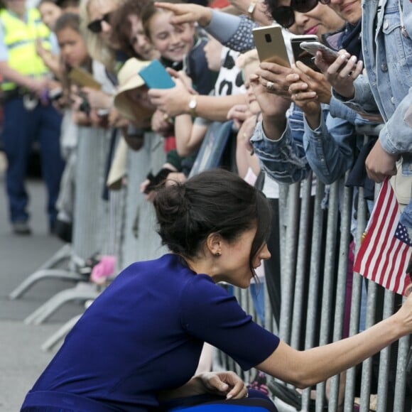 Meghan Markle atende crianças em turnê real