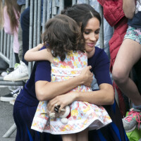 Meghan Markle ganha abraço de minifã durante visita com Harry à Nova Zelândia