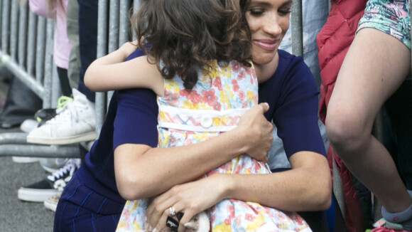 Meghan Markle ganha abraço de minifã durante visita com Harry à Nova Zelândia
