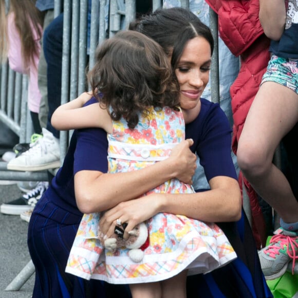 Meghan Markle recebe abraço de menino de 2 anos durante visita na Nova Zelândia, em 31 de outubro d e2018