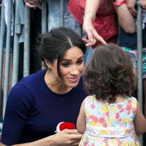 Meghan Markle recebeu o carinho da menina, que se mudou de El Salvador para a Nova Zelândia há 10 meses