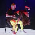 Anitta faz performance sensual com J Balvin