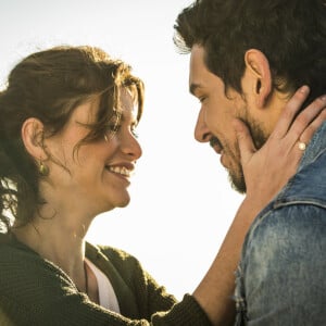 Isabel (Alinne Moraes) não encontra Alain (João Vicente de Castro) para falar de Priscila (Clara Galinari)