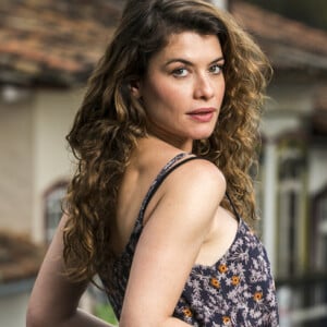 Em 'Espelho da Vida', Isabel (Alinne Moraes) procura Alain (João Vicente de Castro) para falar de Priscila (Clara Galinari)