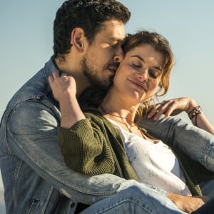 Alain (João Vicente de Castro) é pai de Priscila (Clara Galinari) em 'Espelho da Vida'