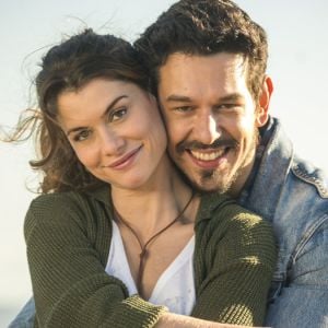 Em 'Espelho da Vida', Isabel (Alinne Moraes) confirma que Alain (João Vicente de Castro) é pai de Priscila (Clara Galinari)