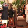 Fernanda Souza confere calça em loja de roupas em shopping no Rio