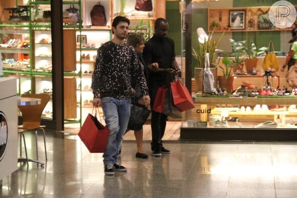 Fernanda Souza e Thiaguinho vão às compras em loja de shopping no Rio de Janeiro