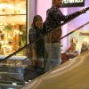 Fernanda Souza e Thiaguinho vão às compras em loja de shopping no Rio de Janeiro