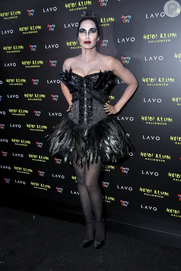 A modelo Padma Lakshmi foi de Cisne Negro à 19ª festa de Halloween de Heidi Klum em Nova York, nos Estados Unidos, na noite desta quarta-feira, 31 de outubro de 2018