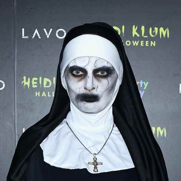 A modelo Bregje Heinen foi fantasiada do filme de terror 'A Freira' para a 19ª festa de Halloween de Heidi Klum em Nova York, nos Estados Unidos, na noite desta quarta-feira, 31 de outubro de 2018