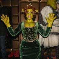 Heidi Klum se fantasia de princesa Fiona em festa anual de Halloween. Fotos!