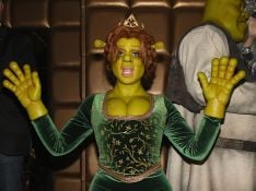Heidi Klum se fantasia de princesa Fiona em festa anual de Halloween. Fotos!