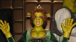 Heidi Klum se fantasia de princesa Fiona em festa anual de Halloween. Fotos!