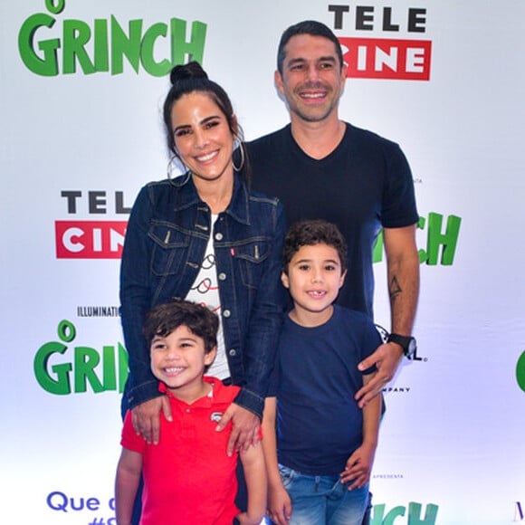 Wanessa Camargo posou com o marido, Marcos Buaiz, e os filhos, José Marcus e João Francisco, antes da pré-estreia do filme 'O Grinch'