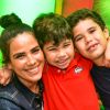 Wanessa Camargo brincou com os filhos, José Marcus e João Francisco, antes da pré-estreia do filme 'O Grinch'