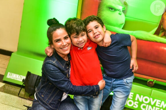 Wanessa Camargo brincou com os filhos, José Marcus e João Francisco, antes da pré-estreia do filme 'O Grinch'