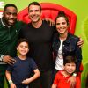 Wanessa Camargo, o marido, Marcus Buaiz e os filhos, José Marcus e João Francisco, se encontraram com Lázaro Ramos na pré-estreia do filme 'O Grinch'